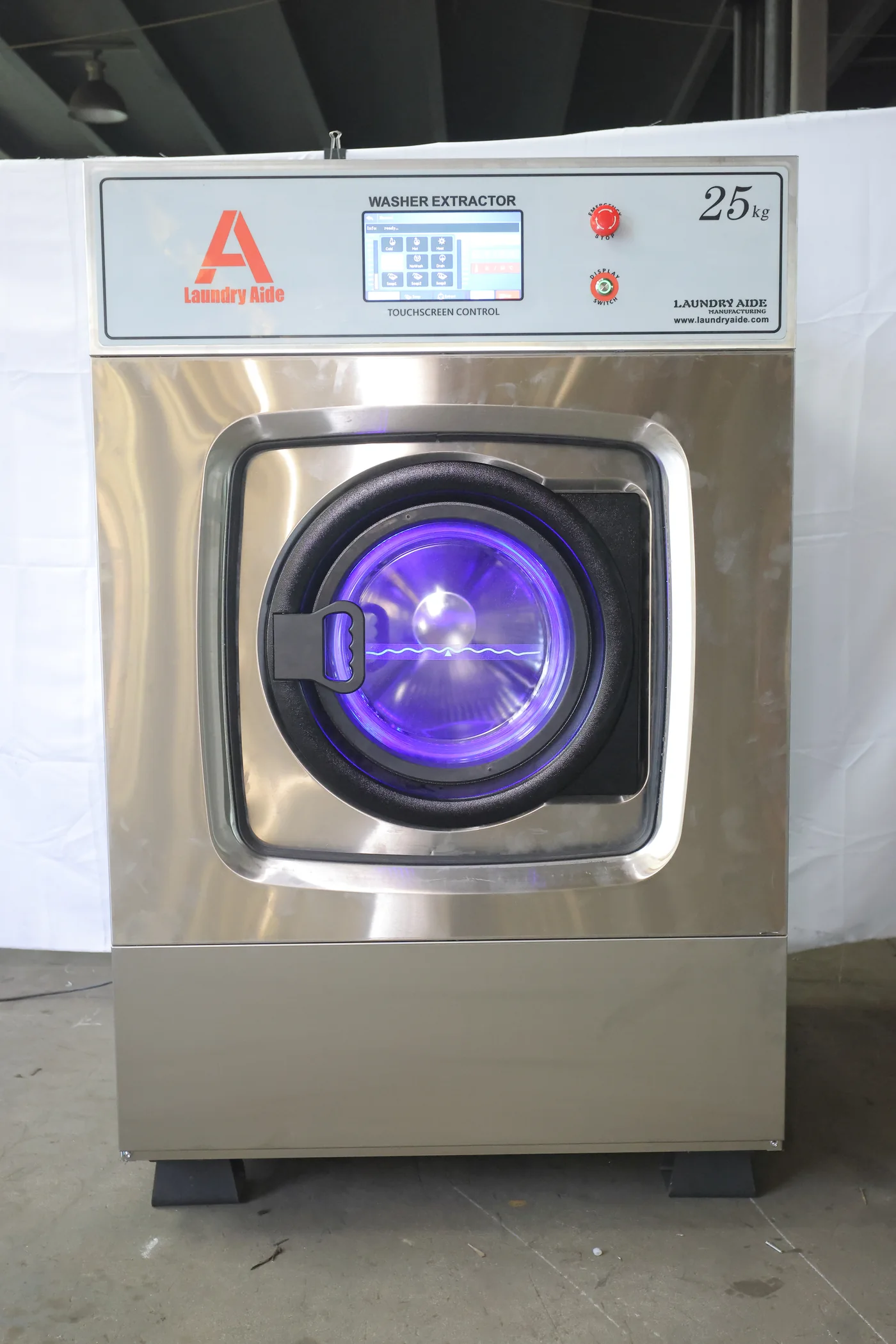 25 kg Laundry Aide washer extractor with touchscreen control